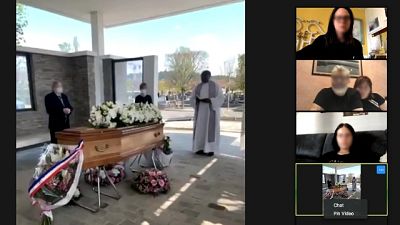 Muore in Francia, parenti a funerale web