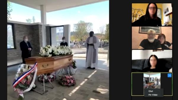 Muore in Francia, parenti a funerale web Muore in Francia, parenti a funerale web