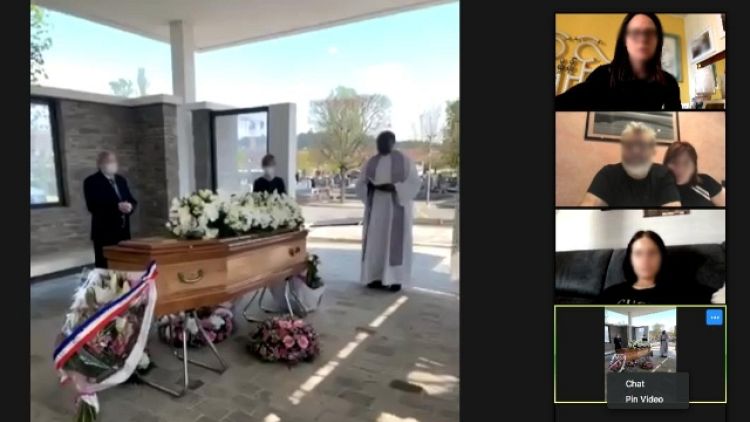 Muore in Francia, parenti a funerale web