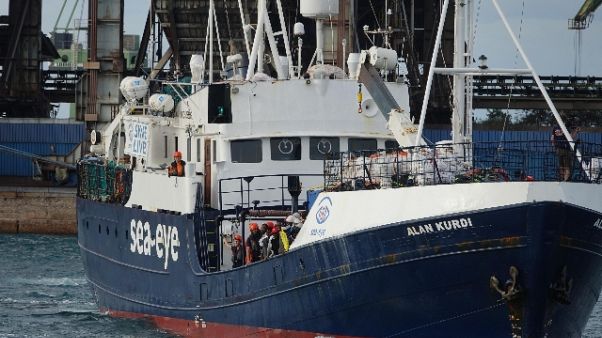 Migranti: via a trasbordo 149 Alan Kurdi Migranti: via a trasbordo 149 Alan Kurdi