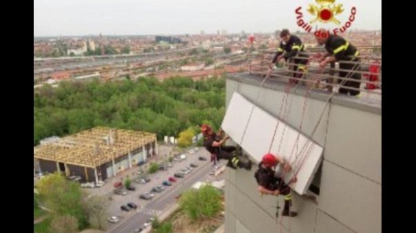 Pompieri 'acrobati' sull'ospedale Pompieri 'acrobati' sull'ospedale