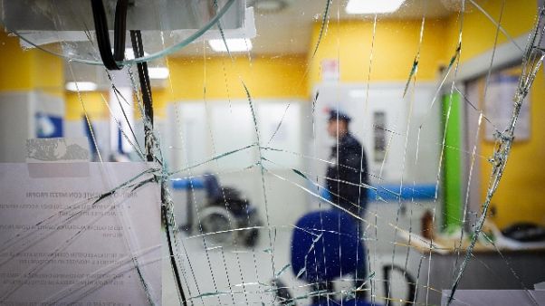 Pronto soccorso devastato, 9 misure Pronto soccorso devastato, 9 misure