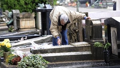 Milano, campo cimitero per morti Covid Milano, campo cimitero per morti Covid