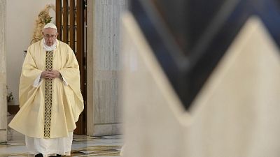 Papa prega per insegnanti e studenti
