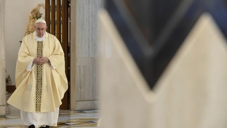 Papa prega per insegnanti e studenti