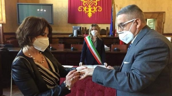 Primario sposo con la mascherina Primario sposo con la mascherina