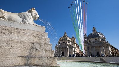 Frecce tricolori sorvolano Roma deserta Frecce tricolori sorvolano Roma deserta