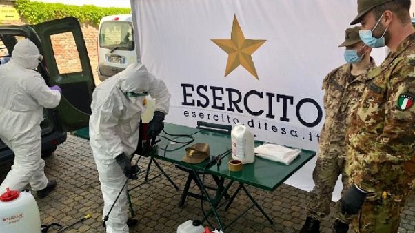 Coronavirus: Piemonte, Esercito sanifica case di riposo Coronavirus: Piemonte, Esercito sanifica case di riposo