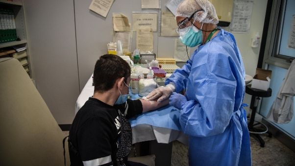 Abbott fornirà test sierologici Abbott fornirà test sierologici