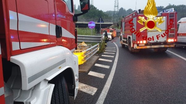 Auto si schianta e brucia, un morto Auto si schianta e brucia, un morto