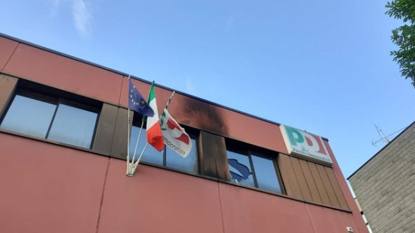 Bottiglia molotov contro sede Pd Vicenza Bottiglia molotov contro sede Pd Vicenza