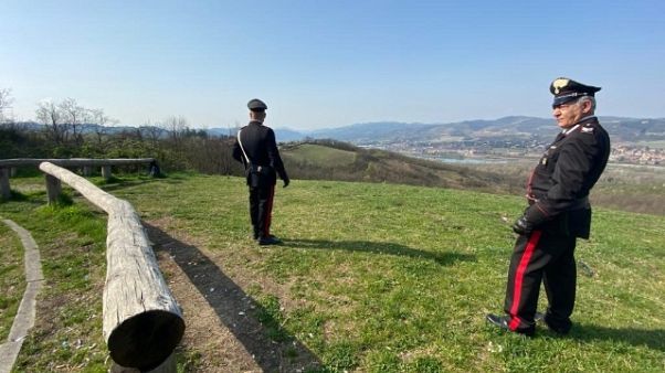 Prende il sole in topless e insulta i Cc Prende il sole in topless e insulta i Cc