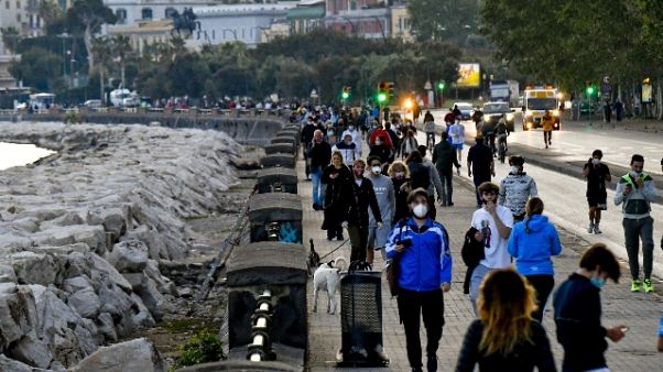 De Luca, così non va, troppi in strada De Luca, così non va, troppi in strada