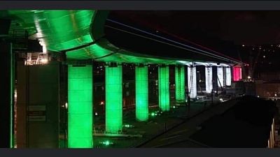 Tricolore illumina pile del nuovo ponte Tricolore illumina pile del nuovo ponte