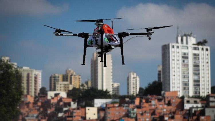 Drone con 6 cellulari atterra in carcere
