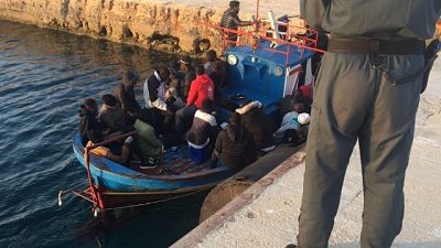 Migranti: in 100 sbarcano a Lampedusa Migranti: in 100 sbarcano a Lampedusa