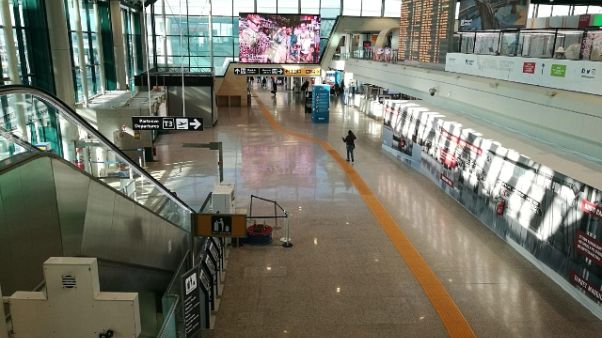 In scalo Fiumicino elmetto-termoscanner In scalo Fiumicino elmetto-termoscanner