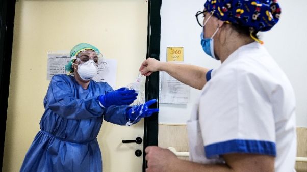 Lombardia, in calo contagi e decessi Lombardia, in calo contagi e decessi