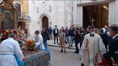 Folla a processione Barletta, è polemica Folla a processione Barletta, è polemica