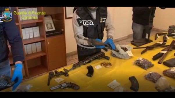 Droga e armi, 25 arresti Gdf di Catania Droga e armi, 25 arresti Gdf di Catania
