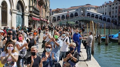 Venezia, battimani di protesta a Rialto Venezia, battimani di protesta a Rialto