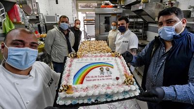 Apre pasticceria, dolci ai bisognosi Apre pasticceria, dolci ai bisognosi