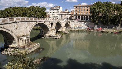 Ucciso su banchina Tevere in centro Roma Ucciso su banchina Tevere in centro Roma