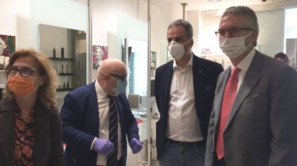 Parrucchieri sperimentano ripartenza Parrucchieri sperimentano ripartenza