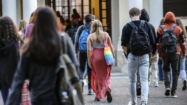 Scuola: M5S, 3 mln da taglio stipendi Scuola: M5S, 3 mln da taglio stipendi