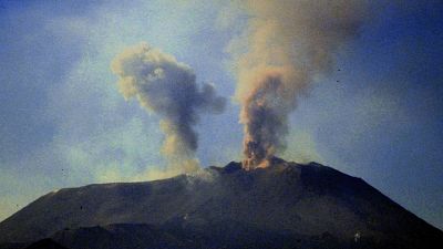 Aumenta emissione cenere da cratere Etna Aumenta emissione cenere da cratere Etna