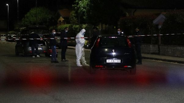 40enne uccide la moglie davanti ai figli 40enne uccide la moglie davanti ai figli
