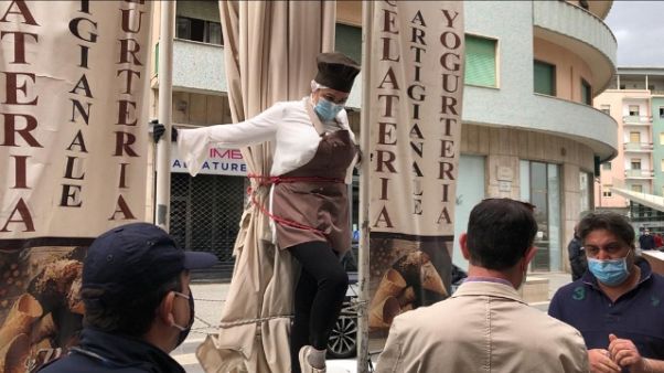 Protesta titolare bar Cosenza,s'incatena Protesta titolare bar Cosenza,s'incatena