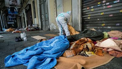 Torino: senzatetto trasferiti, tamponi tutti negativi Torino: senzatetto trasferiti, tamponi tutti negativi