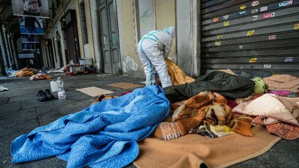 Torino: senzatetto trasferiti, tamponi tutti negativi Torino: senzatetto trasferiti, tamponi tutti negativi