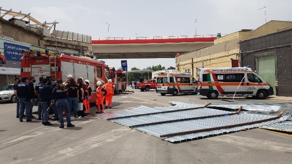 Bari,vento fa volare lamiera,donna muore Bari,vento fa volare lamiera,donna muore