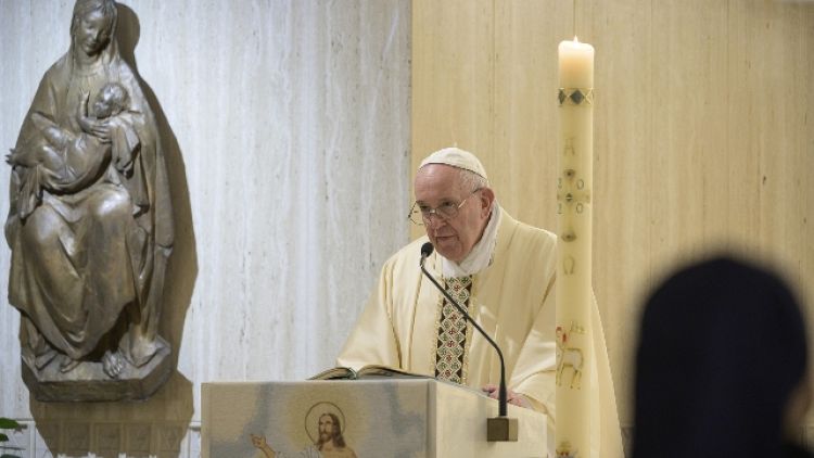 Il Papa prega per addetti alle pulizie