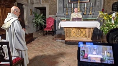 Bassetti, medici e infermieri chinati su Bassetti, medici e infermieri chinati su