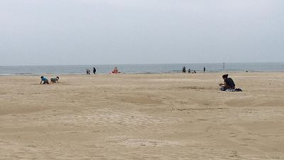 In spiaggia Rimini distanze e poca gente In spiaggia Rimini distanze e poca gente