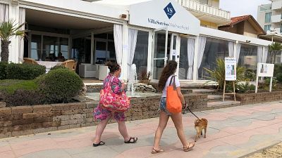 Mamma e figlia le bagnanti-zero a Jesolo Mamma e figlia le bagnanti-zero a Jesolo