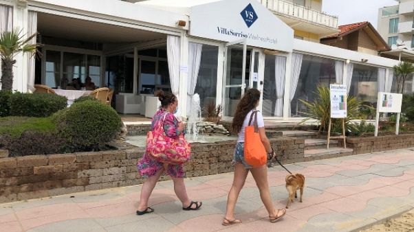 Mamma e figlia le bagnanti-zero a Jesolo Mamma e figlia le bagnanti-zero a Jesolo