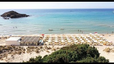 Sardegna, sì a bagni ma a distanza Sardegna, sì a bagni ma a distanza