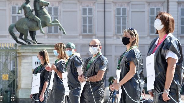 Coronavirus: infermieri davanti Regione, vogliamo rispetto Coronavirus: infermieri davanti Regione, vogliamo rispetto