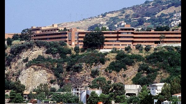 Uomo irrompe con mazza ferro in ospedale Uomo irrompe con mazza ferro in ospedale