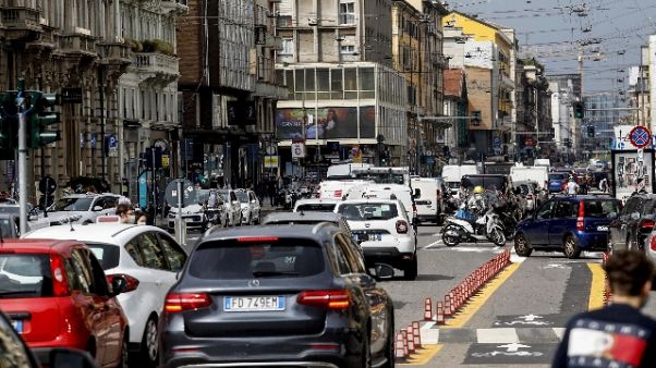 In Lombardia calano i contagi, +65 morti In Lombardia calano i contagi, +65 morti