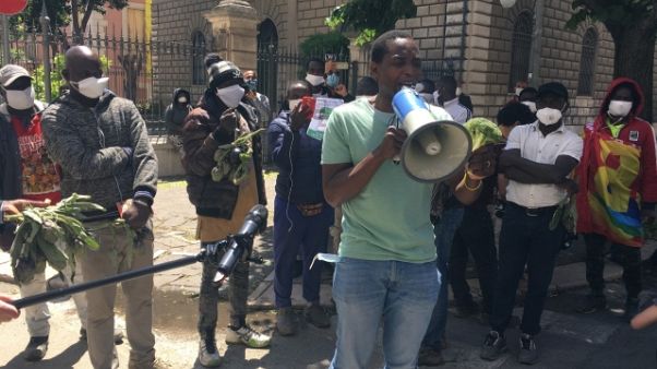 Migranti: protesta braccianti a Foggia Migranti: protesta braccianti a Foggia