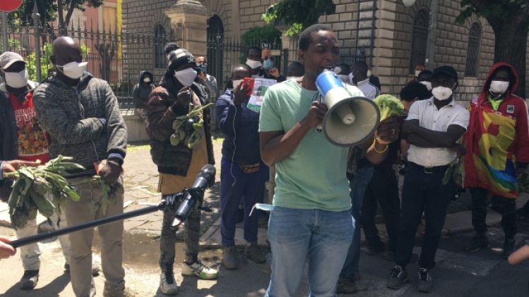 Migranti: protesta braccianti a Foggia