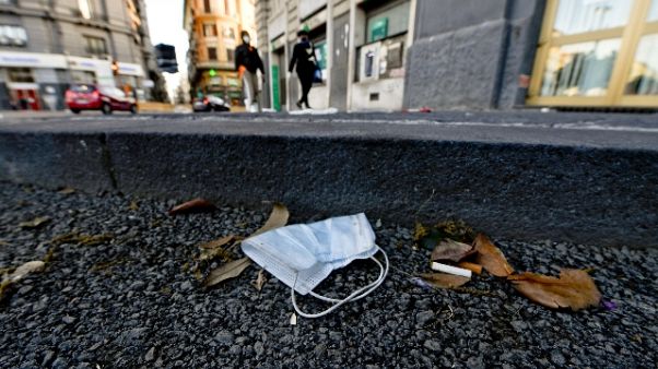 Mascherine a terra, multe nel Modenese Mascherine a terra, multe nel Modenese