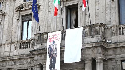 Capaci, in Comune Milano lenzuolo TvBoy Capaci, in Comune Milano lenzuolo TvBoy