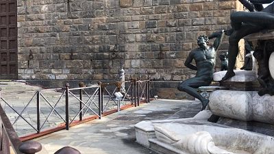 Firenze,sciame api sotto fontana Nettuno Firenze,sciame api sotto fontana Nettuno