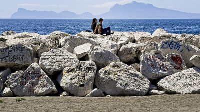 Si finge agente per andare al mare Si finge agente per andare al mare